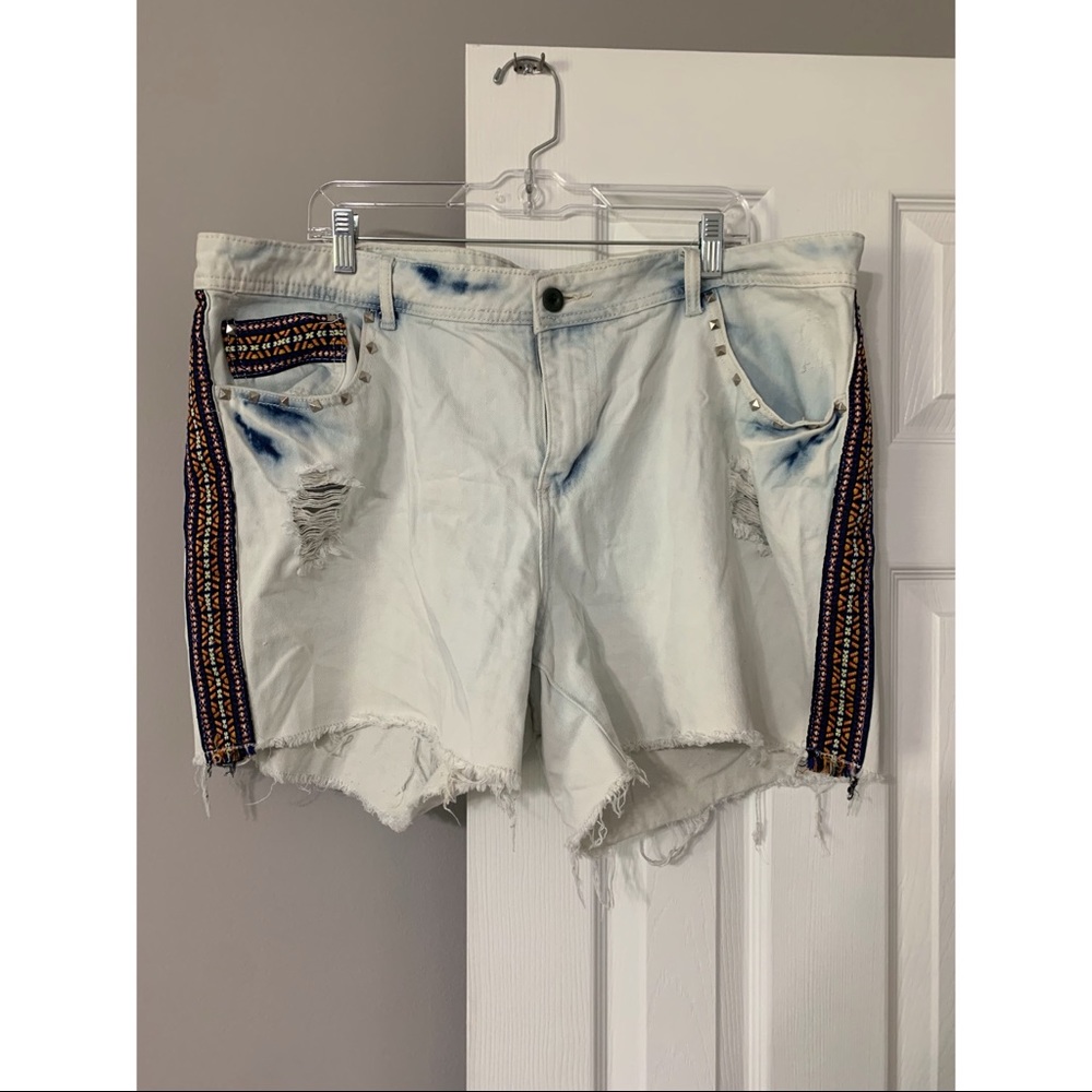 Reign Acid Wash Printed Jean Short Size 22